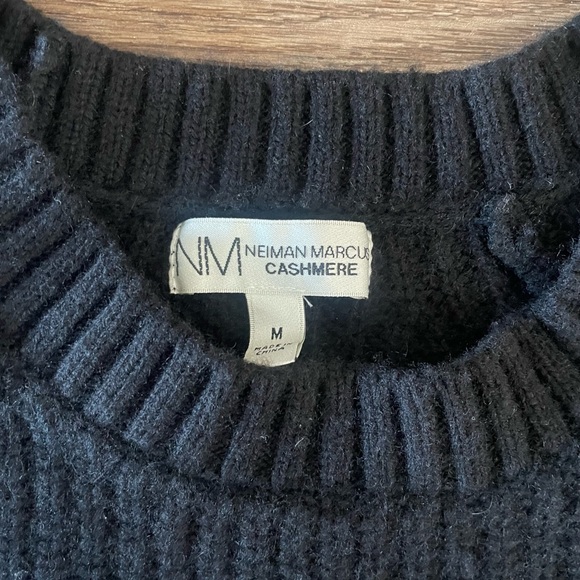 Neiman Marcus Cashmere Cold Shoulder Sweater Cut Out Black Size Medium - Picture 2 of 3